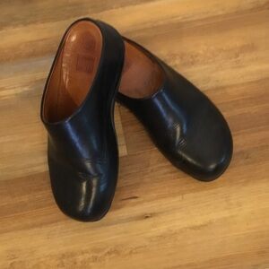 FitFlop Women's Black Leather Slip-On Clogs